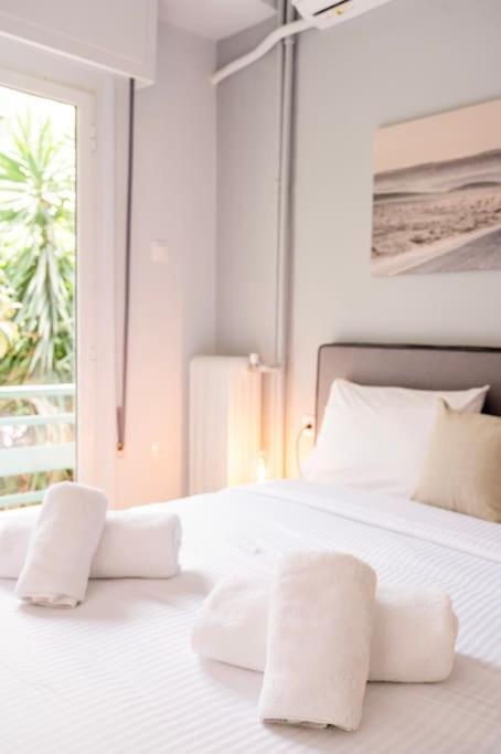 Ella's Cozy Escape With Balcony! Apartment *