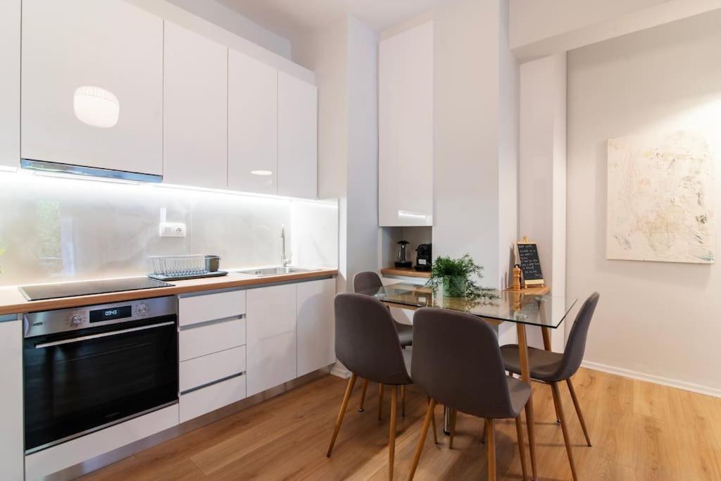 Apartment Ella's Cozy Escape With Balcony! *