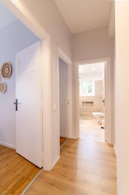 Ella's Cozy Escape With Balcony! Athen