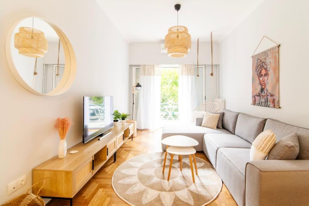 Ella's Cozy Escape With Balcony! *
