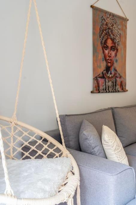 Ella's Cozy Escape With Balcony! Apartment *